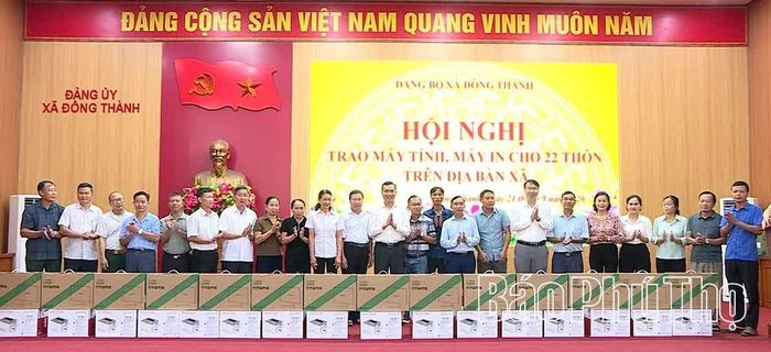 Lãnh đạo Đảng ủy xã Đông Thành trao thiết bị máy tính, máy in cho 22 thôn trên địa bàn xã.