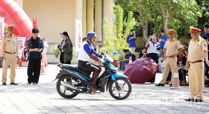 Học sinh thực hành kỹ năng điều khiển xe trên các bài hình.