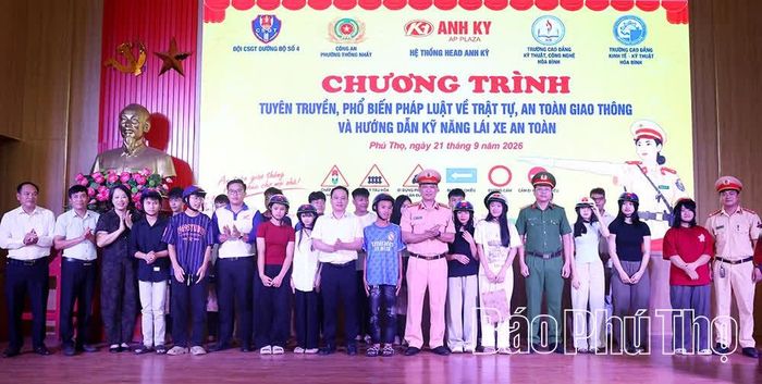 Ban tổ chức chương trình trao quà cho 20 học sinh đại diện hai nhà trường.