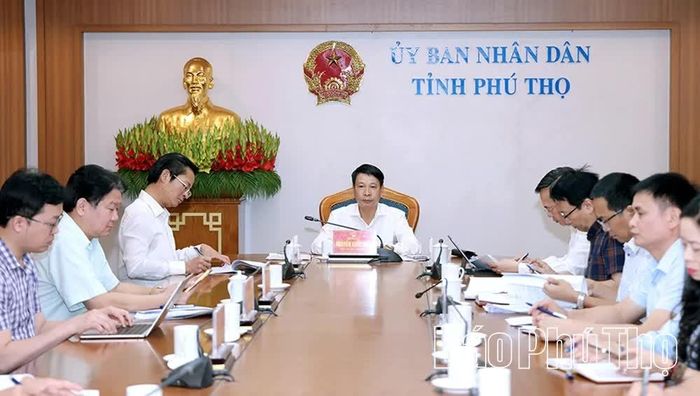 Phó Chủ tịch UBND tỉnh Nguyễn Khắc Hiếu cùng đại diện các sở, ngành liên quan dự tại điểm cầu tỉnh Phú Thọ.