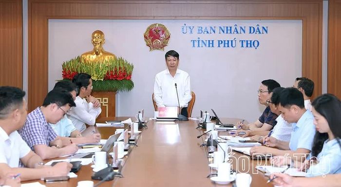 Phó Chủ tịch UBND tỉnh Nguyễn Khắc Hiếu phát biểu sau hội nghị trực tuyến.