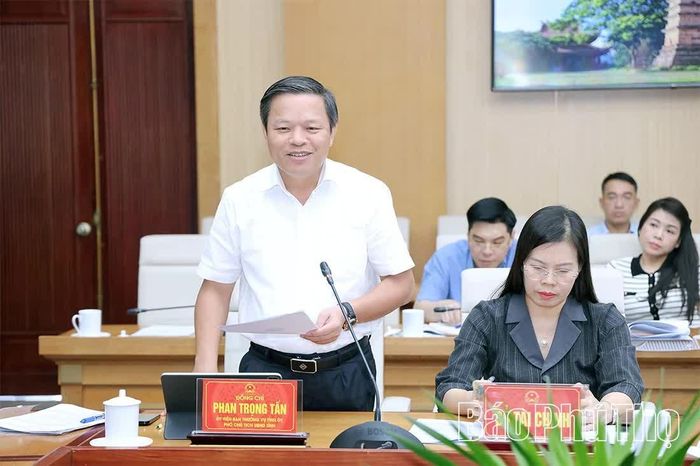 Phó Chủ tịch UBND tỉnh Phan Trọng Tấn phát biểu tại hội nghị.