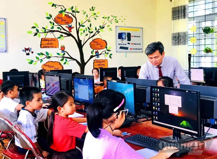 Thầy Hoàng Tuấn Kiệt hướng dẫn học sinh thực hành máy tính - Ảnh: T.L