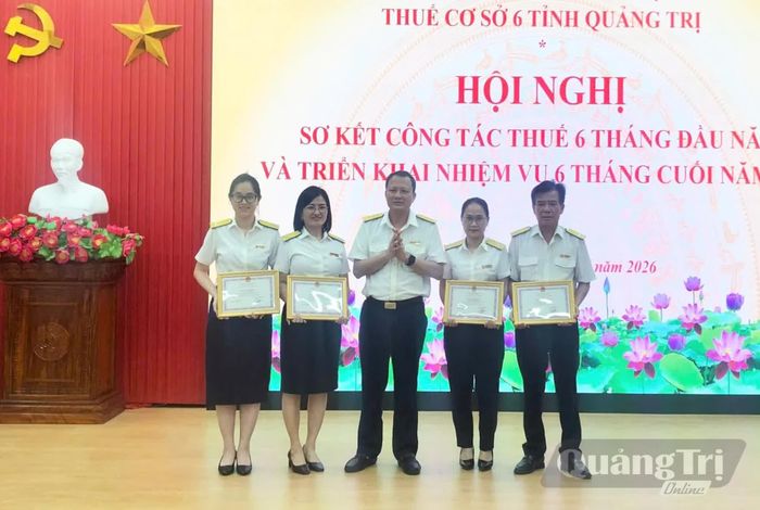 Khen thưởng các tập thể và cá nhân có thành tích xuất sắc trong công tác thu ngân sách nhà nước - Ảnh: L.Chi