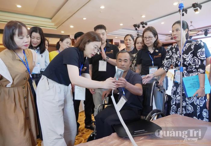 Các giảng viên hướng dẫn học viên cách sử dụng các dụng cụ hỗ trợ đi lại, tập luyện và sinh hoạt cá nhân cho người khuyết tật - Ảnh: H.L