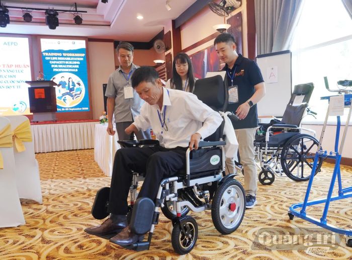 Các giảng viên hướng dẫn học viên cách sử dụng các dụng cụ hỗ trợ đi lại, tập luyện và sinh hoạt cá nhân cho người khuyết tật - Ảnh: H.L