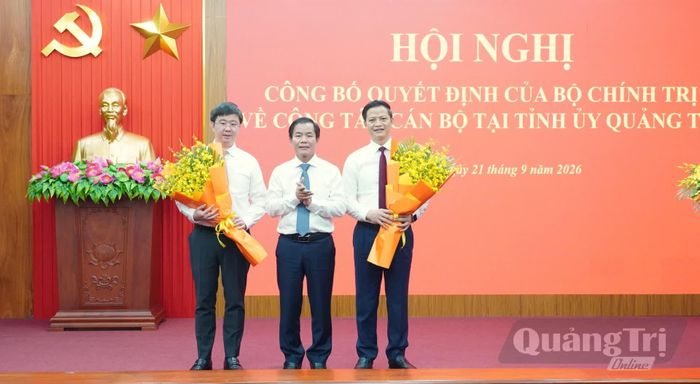 Đồng chí Nguyễn Văn Phương, Phó trưởng Ban Chính sách và chiến lược Trung ương tặng hoa chúc mừng - Ảnh: Q.V