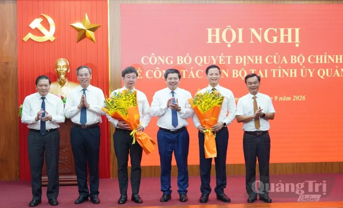 Các đồng chí trong Thường trực Tỉnh ủy Quảng Trị tặng hoa chúc mừng - Ảnh: Q.V