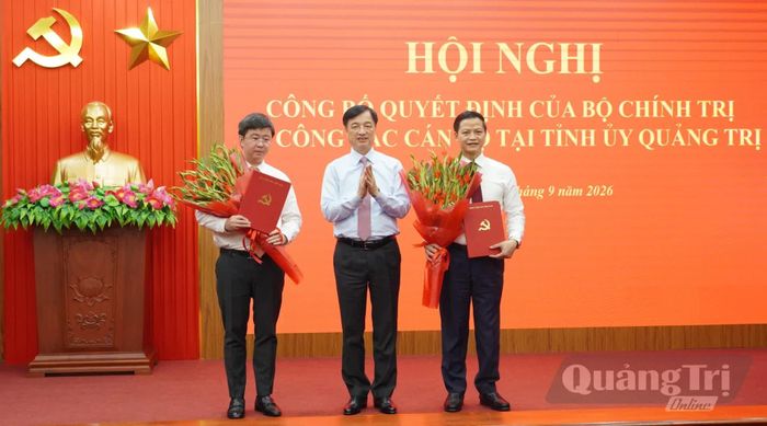Đồng chí Nguyễn Duy Ngọc, Trưởng ban Tổ chức Trung ương trao quyết định cho đồng chí Vương Quốc Tuấn và đồng chí Bùi Hoàng Phương - Ảnh: Q.V