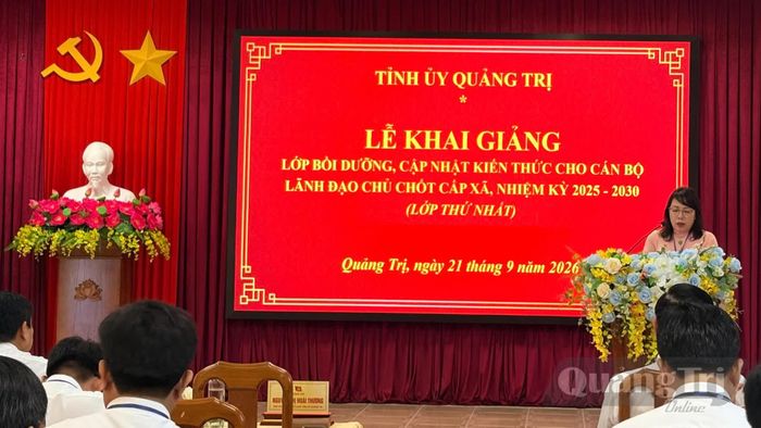 Đại diện lãnh đạo Ban Tổ chức Tỉnh ủy phát biểu giao nhiệm vụ cho các học viên - Ảnh: H.L