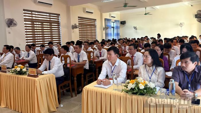 Các đại biểu cùng đội ngũ cán bộ lãnh đạo chủ chốt cấp xã tham dự lễ khai giảng - Ảnh: H.L