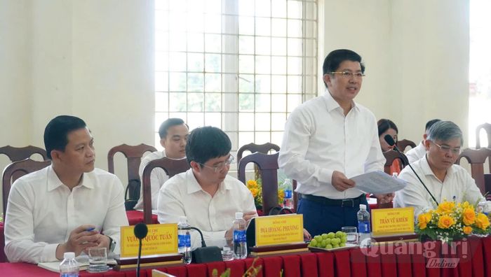 Đồng chí Trần Vũ Khiêm, Phó Bí thư Thường trực Tỉnh ủy, Trưởng đoàn đại biểu Quốc hội tỉnh phát biểu tại buổi làm việc - Ảnh: N.M