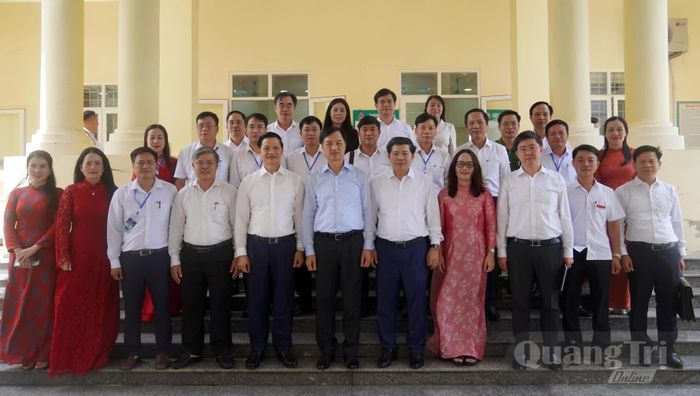 Đồng chí Nguyễn Duy Ngọc, Ủy viên Bộ Chính trị, Bí thư Trung ương Đảng, Trưởng ban Tổ chức Trung ương và đoàn công tác chụp ảnh lưu niệm cùng lãnh đạo tỉnh và xã Nam Trạch - Ảnh: N.M