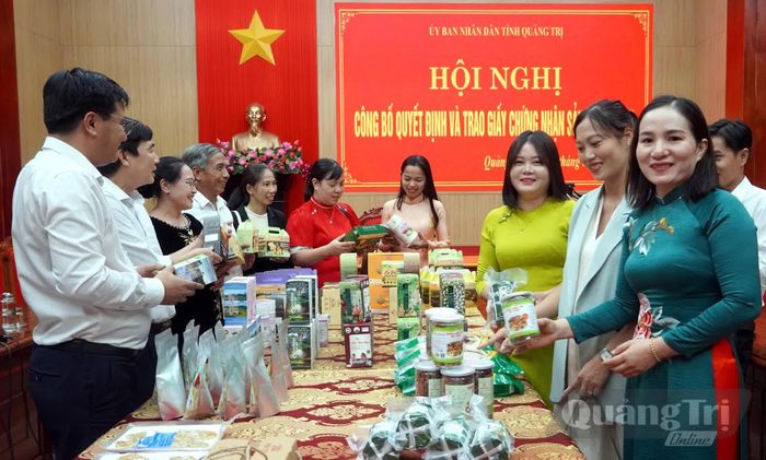 Các đại biểu tham quan các sản phẩm “đặc sản” địa phương - Ảnh: H.Tr
