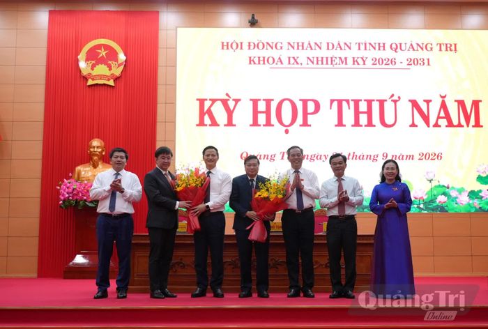 Các đồng chí trong Thường trực Tỉnh ủy, Thường trực HĐND tỉnh tặng hoa chúc mừng đồng chí Bùi Hoàng Phương được bầu giữ chức Chủ tịch UBND tỉnh, nhiệm kỳ 2026-2031 và đồng chí Lê Hồng Vinh (nguyên Chủ tịch UBND tỉnh) được điều động, bổ nhiệm giữ chức Thứ trưởng Bộ Xây dựng - Ảnh: T.Đ