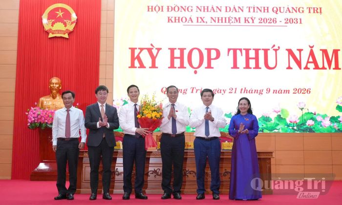 Các đồng chí trong Thường trực Tỉnh ủy, Thường trực HĐND tỉnh tặng hoa chúc mừng đồng chí Vương Quốc Tuấn được Bộ Chính trị điều động, chỉ định tham gia Ban Chấp hành, Ban Thường vụ Tỉnh ủy, giữ chức Bí thư Tỉnh ủy Quảng Trị, nhiệm kỳ 2025-2030 - Ảnh: T.Đ
