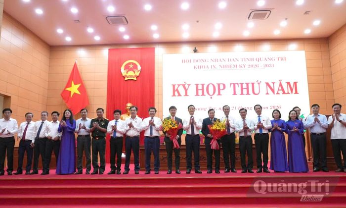 Các đồng chí trong Ban Thường vụ Tỉnh ủy tặng hoa chúc mừng đồng chí Bùi Hoàng Phương, Chủ tịch UBND tỉnh và đồng chí Lê Hồng Vinh (nguyên Chủ tịch UBND tỉnh), Thứ trưởng Bộ Xây dựng - Ảnh: T.Đ