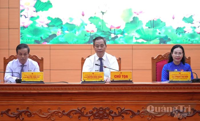 Các đồng chí trong Thường trực HĐND tỉnh chủ trì và điều hành kỳ họp - Ảnh: T.Đ