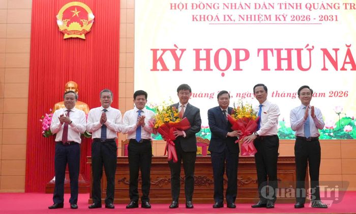 Các đồng chí lãnh đạo UBND tỉnh tặng hoa chúc mừng đồng chí Bùi Hoàng Phương, Chủ tịch UBND tỉnh và đồng chí Lê Hồng Vinh (nguyên Chủ tịch UBND tỉnh), Thứ trưởng Bộ Xây dựng - Ảnh: T.Đ