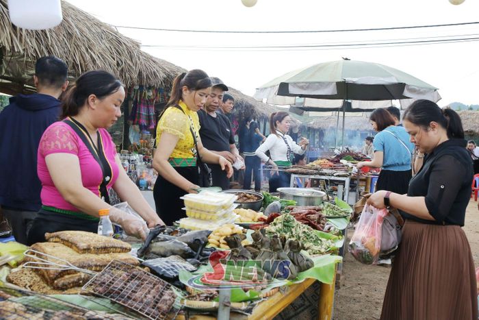 Du khách trải nghiệm ẩm thực Tây Bắc tại các gian hàng do đồng bào dân tộc Thái bản Vặt Hồng chuẩn bị.