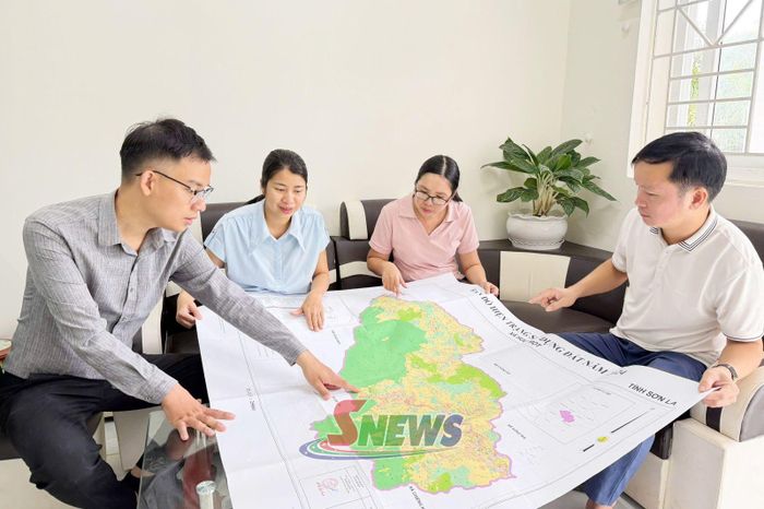 Cán bộ xã Huổi Một rà soát, xây dựng quy hoạch không gian phát triển mới sau sáp nhập các bản.
