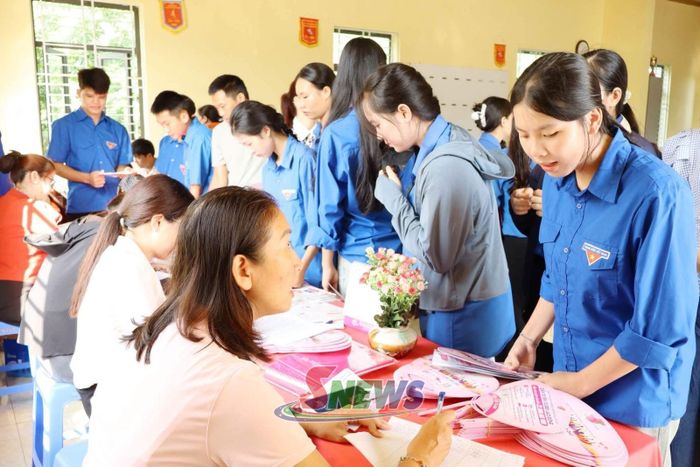 Đoàn viên, thanh niên xã Tường Hạ tìm hiểu cơ hội việc làm tại nước ngoài.