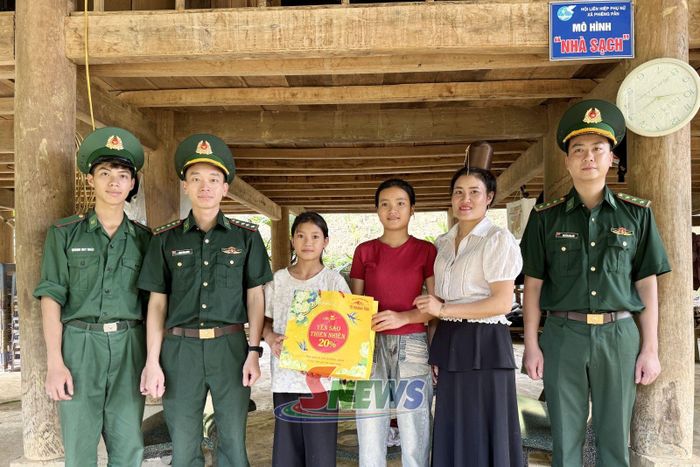 Cán bộ Đồn Biên phòng Phiêng Pằn tặng quà Trung thu cho học sinh có hoàn cảnh khó khăn.