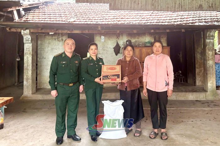Cán bộ Đồn Biên phòng Chiềng On thăm hỏi, tặng quà cho các gia đình thương binh, liệt sĩ, người có công xã Yên Sơn.