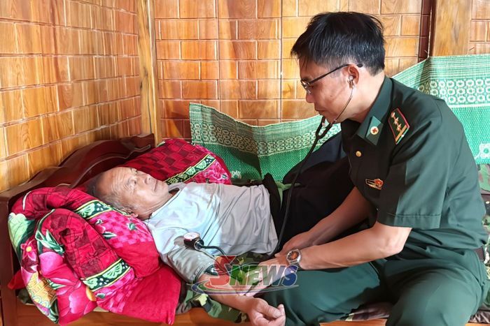 Cán bộ Quân y Đồn Biên phòng Nậm Lạnh thăm, khám sức khỏe cho gia đình thương binh, liệt sĩ, người có công xã Sốp Cộp.