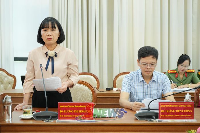 Đồng chí Hoàng Vinh Hiển, Phó Bí thư Đảng ủy, Phó Giám đốc Công an tỉnh báo cáo tại hội nghị.