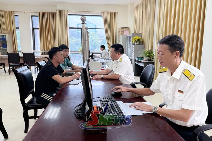 Công chức Thuế Cơ sở 1 hướng dẫn người nộp thuế khai thuế điện tử.