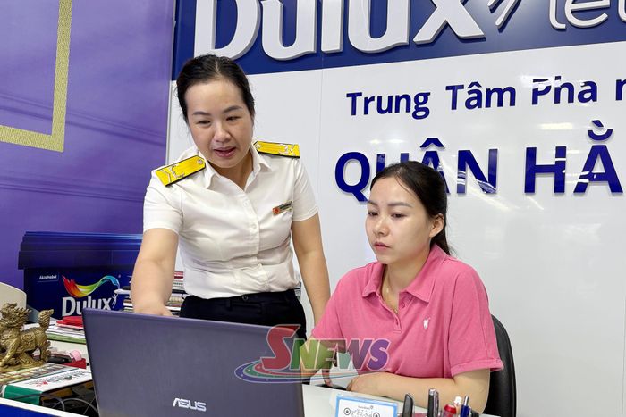 Công chức Thuế cơ sở 2 tỉnh Sơn La hướng dẫn hộ kinh doanh xã Mai Sơn cài đặt ứng dụng eTax Mobile.