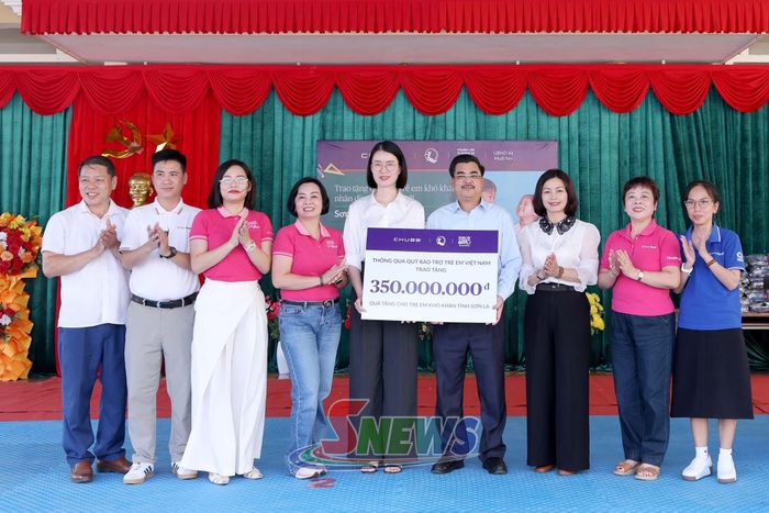 Đại diện nhà tài trợ trao biển tượng trưng tặng quà cho học sinh xã Muổi Nọi và xã Nậm Lầu
