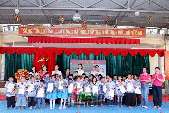 Đại biểu tham dự chương trình trao quà cho đại diện học sinh xã Muổi Nọi