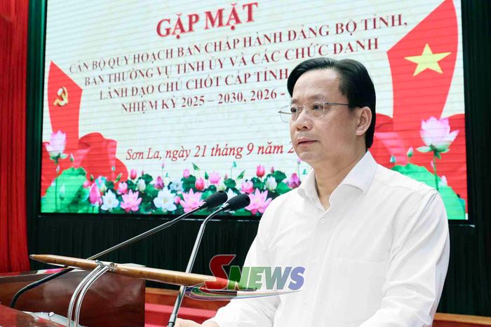 Đồng chí Hoàng Văn Nghiệm, Ủy viên Ban Chấp hành Trung ương Đảng, Bí thư Tỉnh ủy, Trưởng Đoàn đại biểu Quốc hội tỉnh phát biểu tại cuộc gặp mặt.