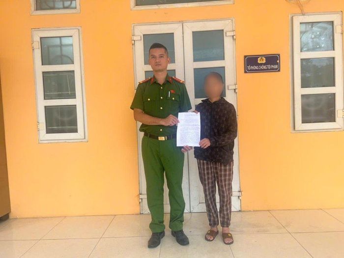 Bà L.T.T gửi thư cảm ơn lực lượng Công an xã Yên Bài. Ảnh: Công an TP Hà Nội