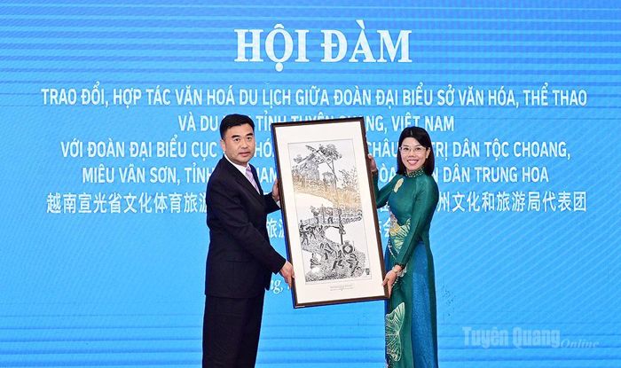 Đoàn châu Văn Sơn tặng Sở Văn hóa, Thể thao và Du lịch tỉnh Tuyên Quang bức tranh.