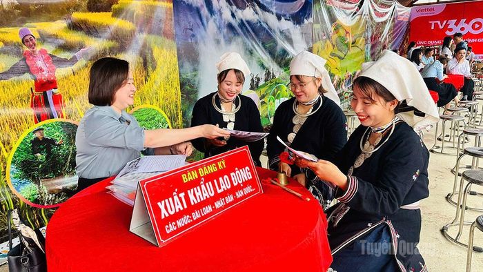Người lao động xã Hồng Thái tìm hiểu thông tin thị trường xuất khẩu lao động tại các nước Đài Loan, Nhật Bản, Hàn Quốc.