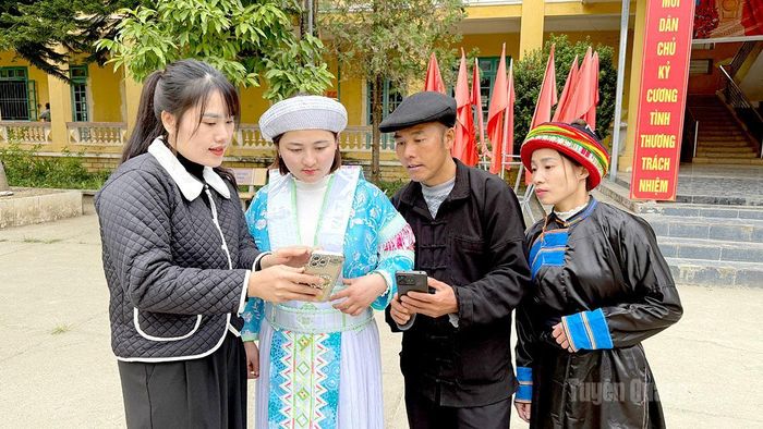 Người dân xã Hồng Thái được hướng dẫn tìm kiếm thông tin việc làm của các đơn vị tuyển dụng.