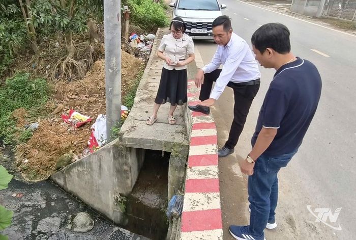 Phóng viên Báo và Phát thanh, Truyền hình Thái Nguyên ghi nhận hiện trạng khu vực cống thoát nước dẫn ra dòng suối tại tổ dân phố Quyết Thắng, phường Phúc Thuận.