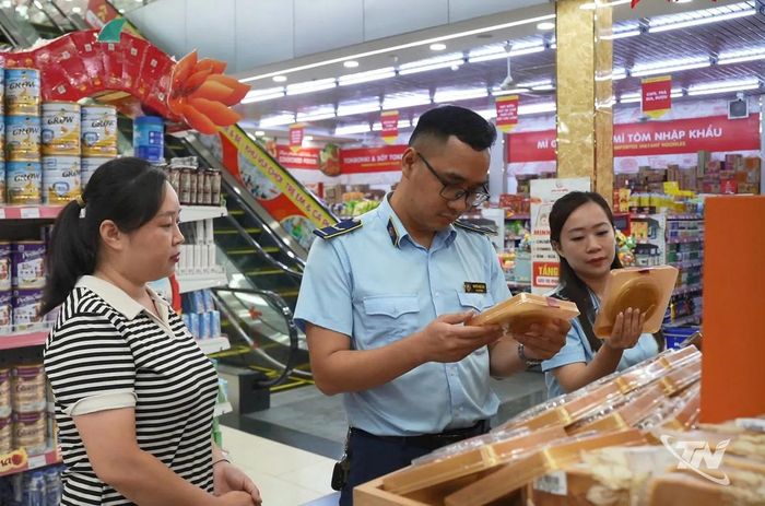 Đội QLTT số 2 kiểm tra cơ sở sản xuất bánh Trung thu