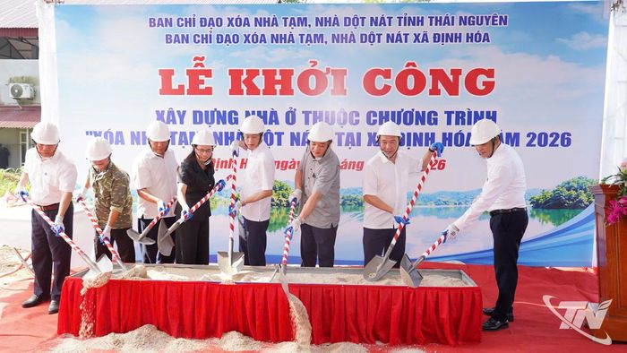 Các đại biểu khởi công xây nhà cho 3 hộ khó khăn.