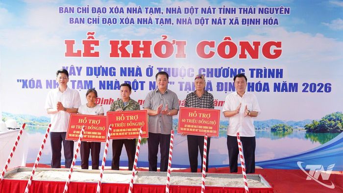 Các đại biểu trao biểu trưng hỗ trợ xây nhà cho 3 hộ khó khăn trên địa bàn.
