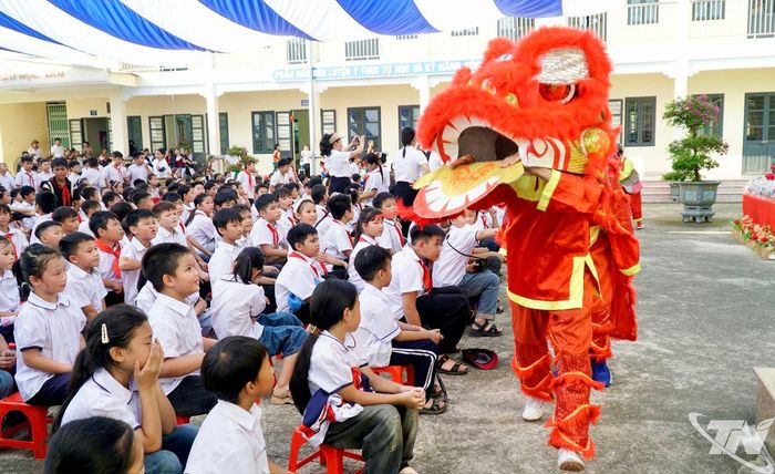 Không khí vui Tết Trung thu tại Trường Tiểu học Bình Thành.