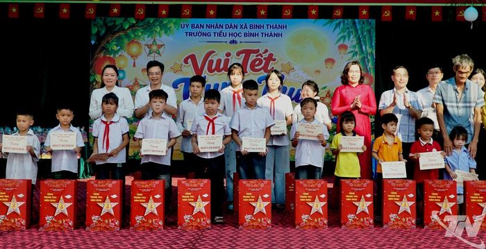 Trao quà Trung thu cho học sinh có hoàn cảnh khó khăn.