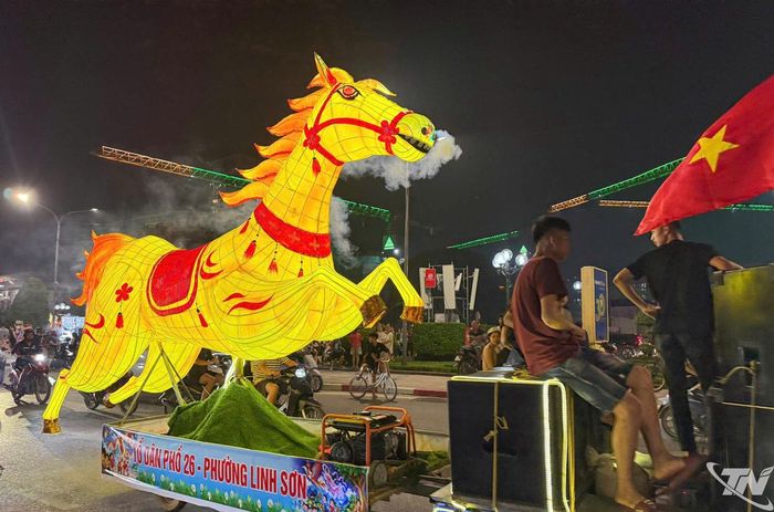 Mô hình đèn của tổ dân phố 26, phường Linh Sơn.