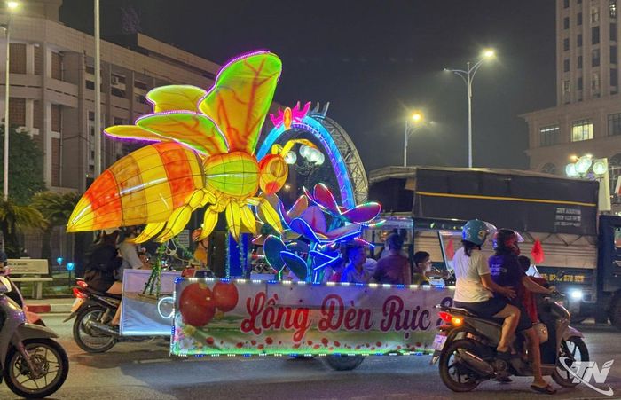 Một trong những mô hình đèn Trung thu được làm công phu, sáng tạo, ứng dụng hiệu ứng ánh sáng chuẩn bị cho phần thi rước đèn.