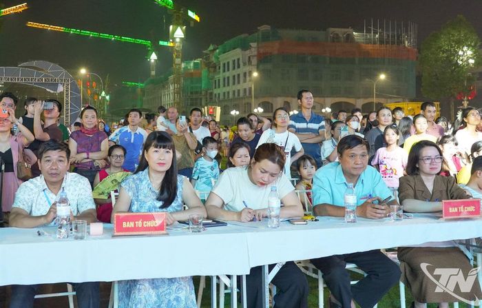 Ban Tổ chức kiểm tra sát sao từng tiết mục tại buổi tổng duyệt tối 21-9.