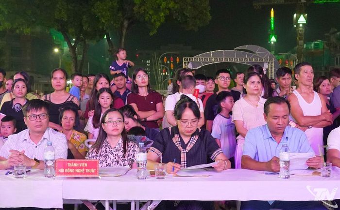 Các thành viên Ban Tổ chức theo dõi tổng duyệt.