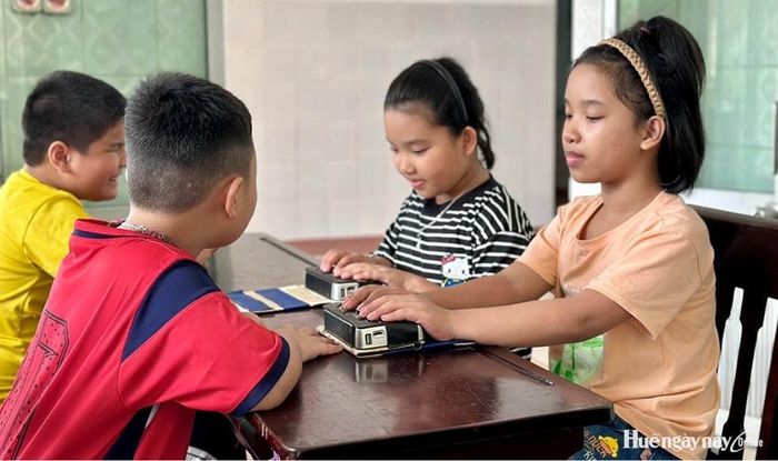 Học sinh khiếm thị thực hành sử dụng máy Seika mini, từng bước làm chủ công nghệ phục vụ việc học.